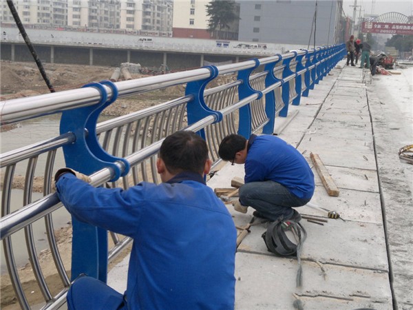德宏不锈钢桥梁护栏除锈维护的重要性及其方法