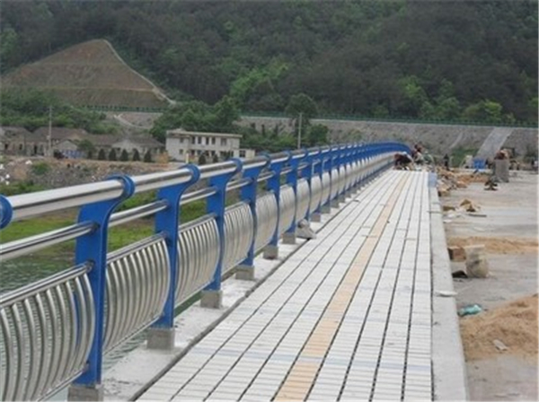 德宏不锈钢桥梁护栏的特性及其在现代建筑中的应用